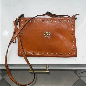Elegant Tan Leather Crossbody Bag with Gold Accents